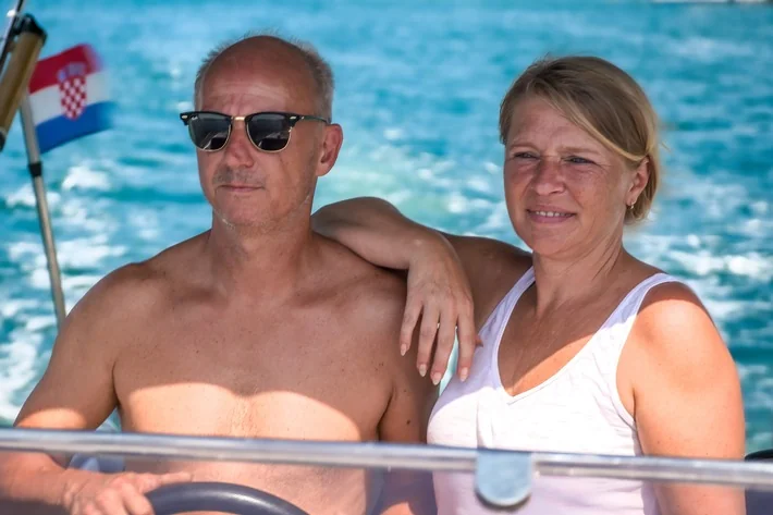 Ein älteres Paar schaut auf das Meer
